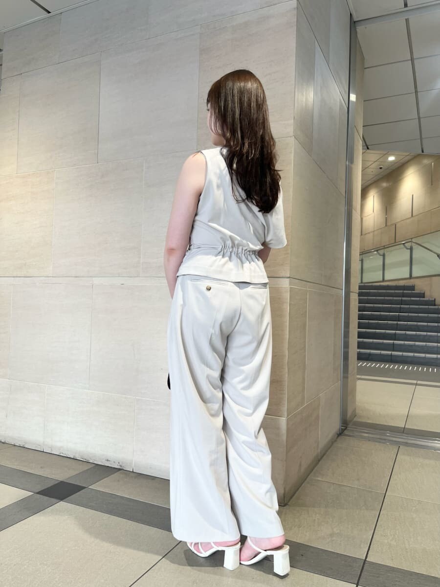 ベージュ系のシャツ/ブラウス、ベージュ系のその他パンツ、ブラック系のショルダーバッグを着用したレディースの夏コーディネートの3枚目の写真