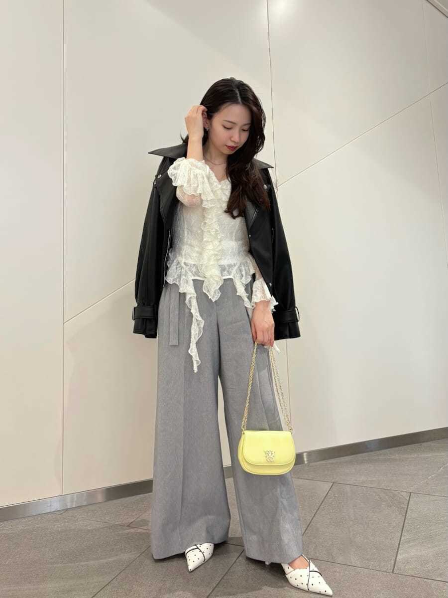 ブラック系のトレンチコート、グレー系のその他パンツ、ホワイト系のTシャツ/カットソーを着用したレディースの冬コーディネートの2枚目の写真