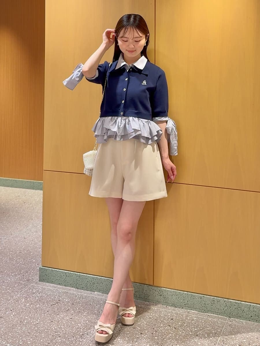 ホワイト系のその他パンツ、ブルー系のニット/セーター、ベージュ系のサンダルを着用したレディースの春コーディネートの2枚目の写真