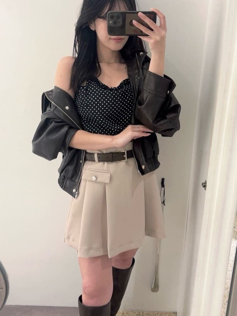 ブラウン系のブーツ、ブラウン系のブルゾン、ベージュ系のスカートを着用したレディースの冬コーディネートの4枚目の写真