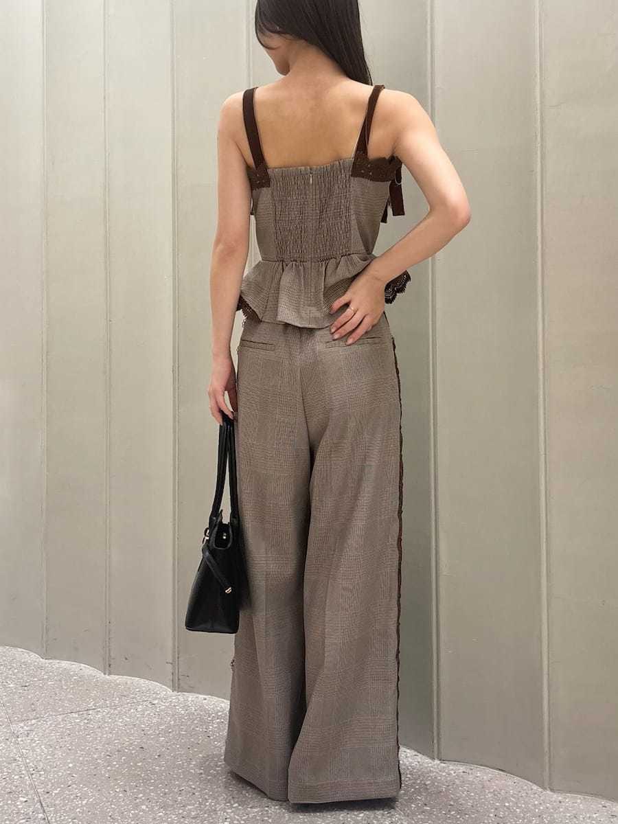 その他のその他パンツ、その他のその他トップス、ブラック系のサンダルを着用したレディースの夏コーディネートの4枚目の写真