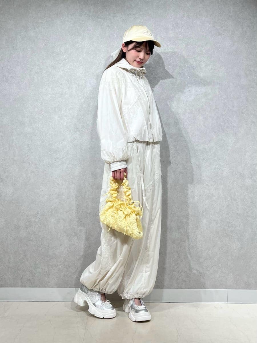ホワイト系のブルゾン、ホワイト系のその他パンツ、シルバー系のスニーカーを着用したレディースの春コーディネートの2枚目の写真