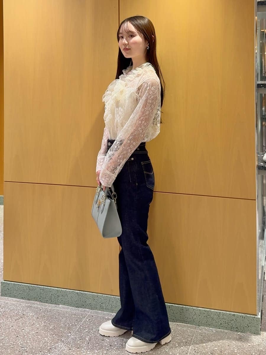 ブルー系のその他パンツ、ホワイト系のシャツ/ブラウス、ブルー系のハンドバッグを着用したレディースの冬コーディネートの2枚目の写真