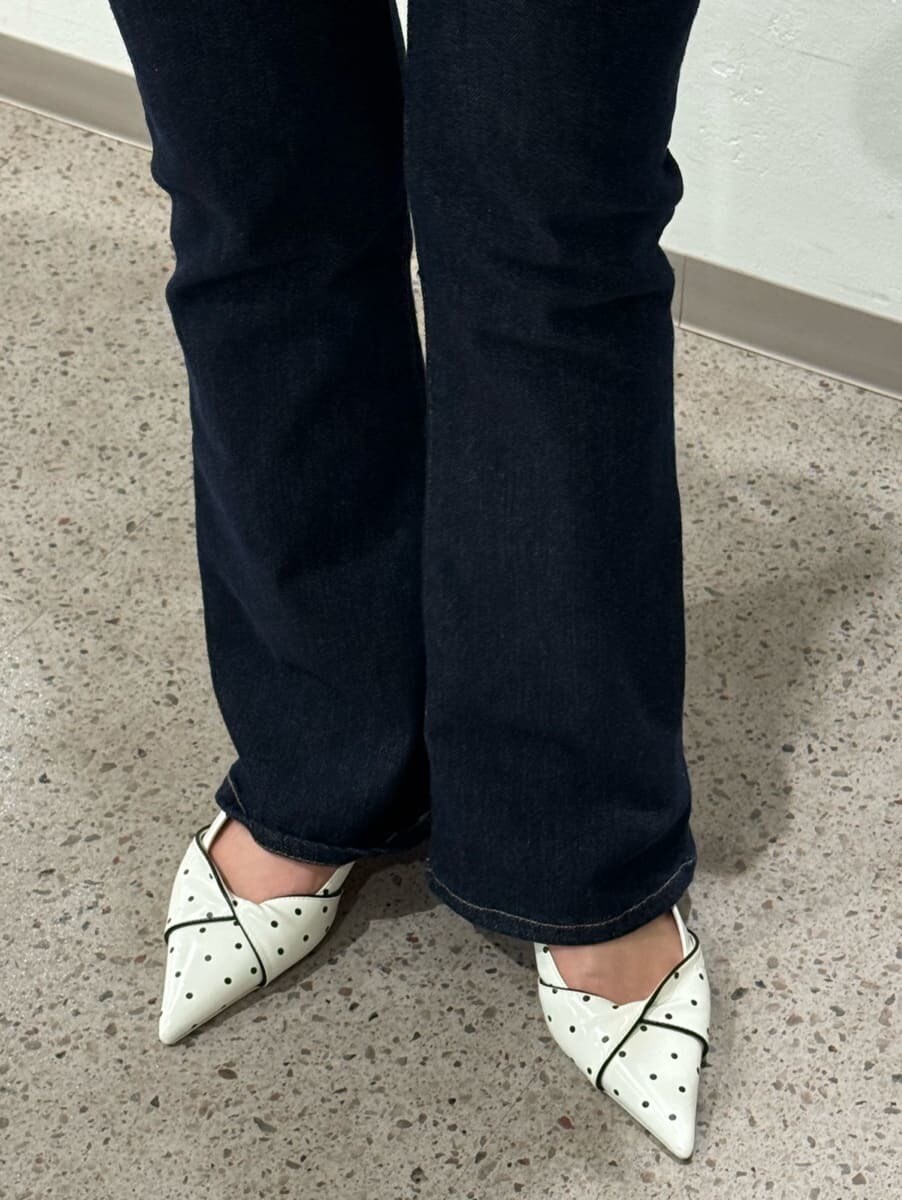 ブルー系のその他パンツ、ベージュ系のその他トップス、ブラック系のカーディガン/ボレロを着用したレディースの春コーディネートの4枚目の写真