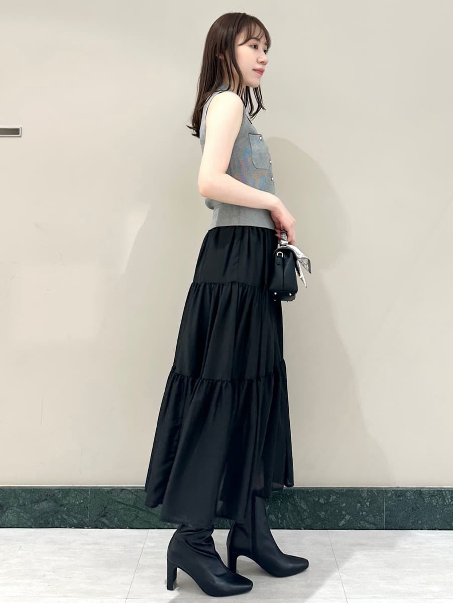 その他のワンピース、ブラック系のブーツ、ブラック系のショルダーバッグを着用したレディースの夏コーディネートの4枚目の写真