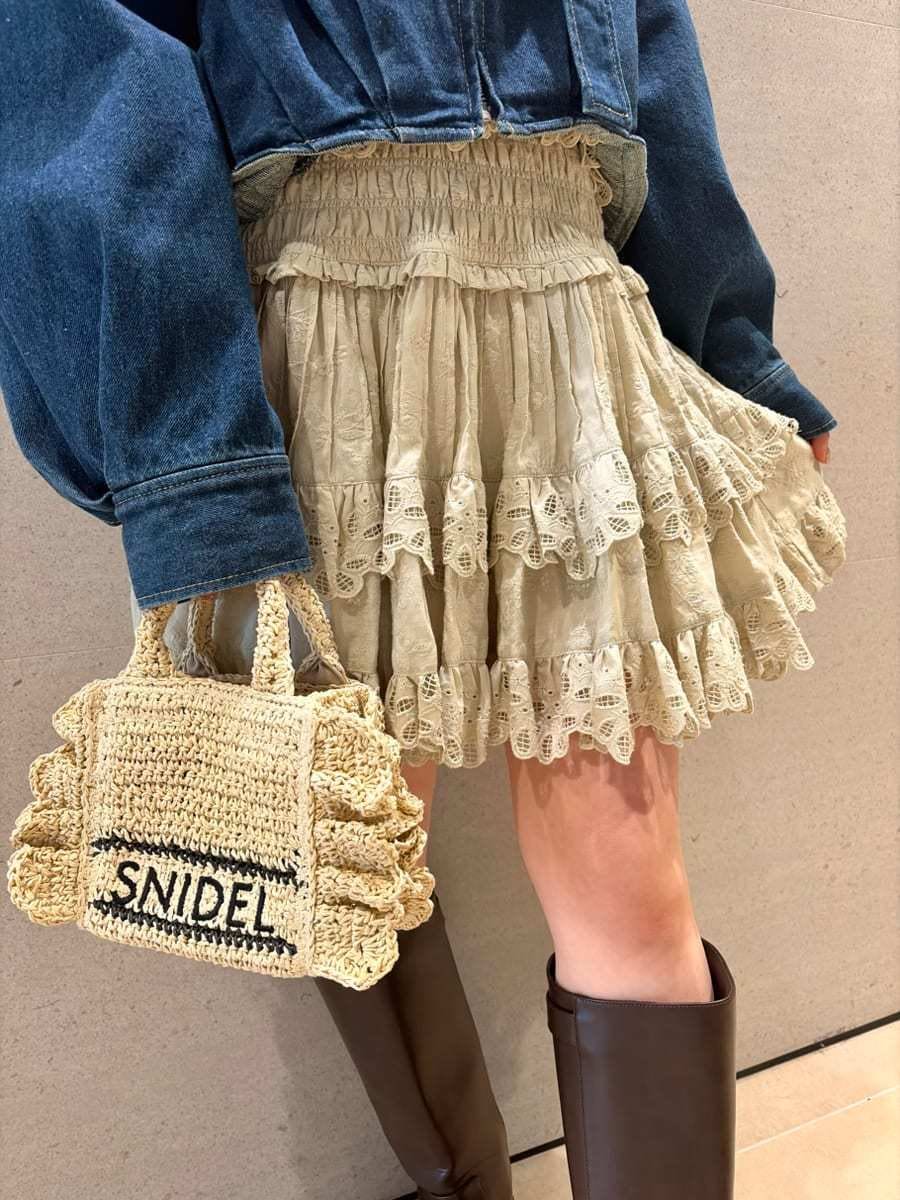 ブルー系のブルゾン、グリーン系のその他パンツ、グリーン系のシャツ/ブラウスを着用したレディースの春コーディネートの8枚目の写真