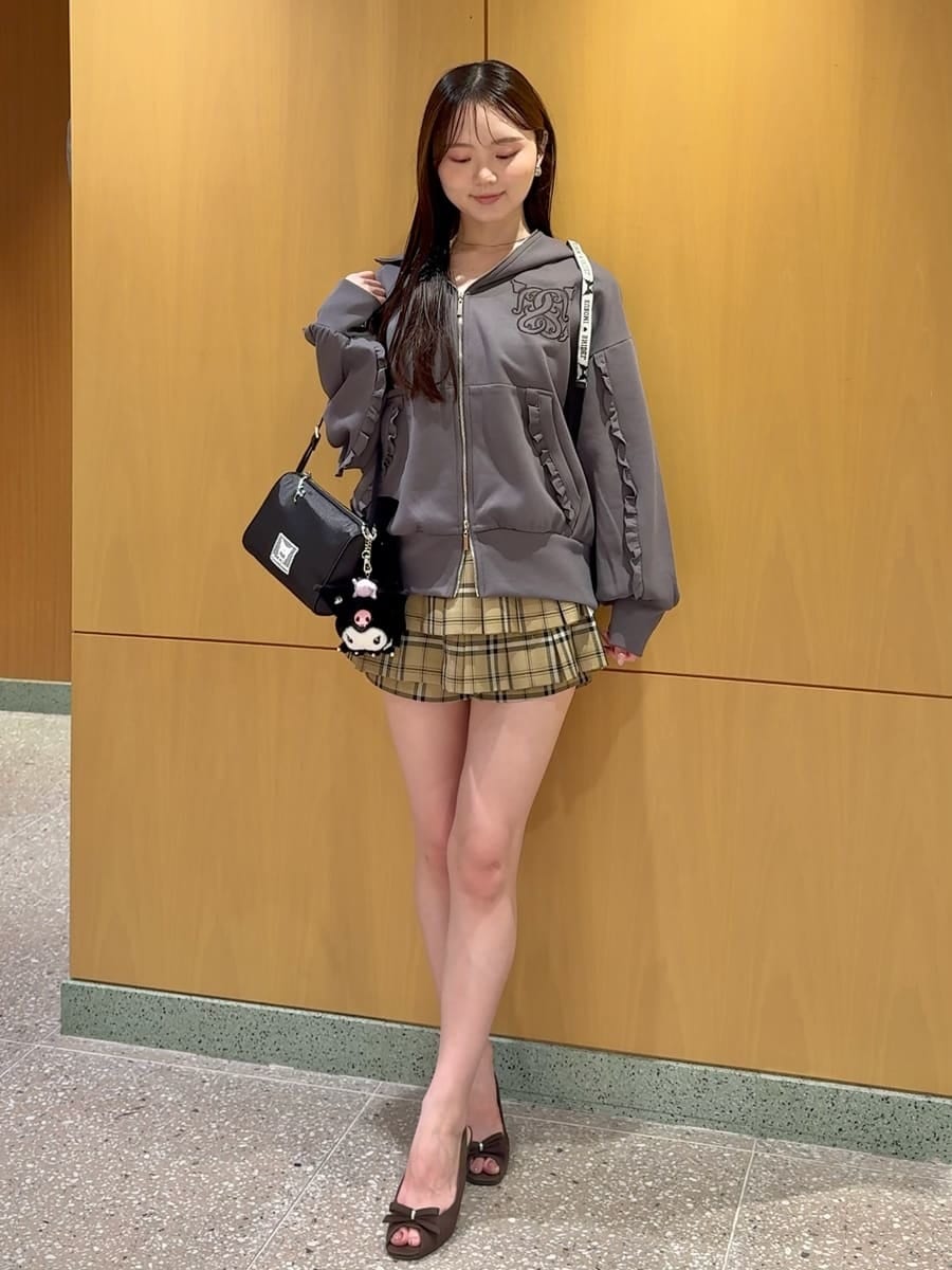 ベージュ系のその他パンツを着用したレディースの夏コーディネートの2枚目の写真