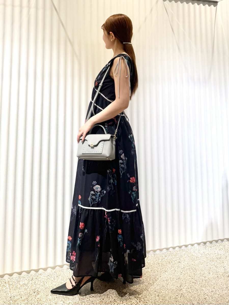 ブルー系のワンピース、ブルー系のショルダーバッグを着用したレディースの夏コーディネートの3枚目の写真