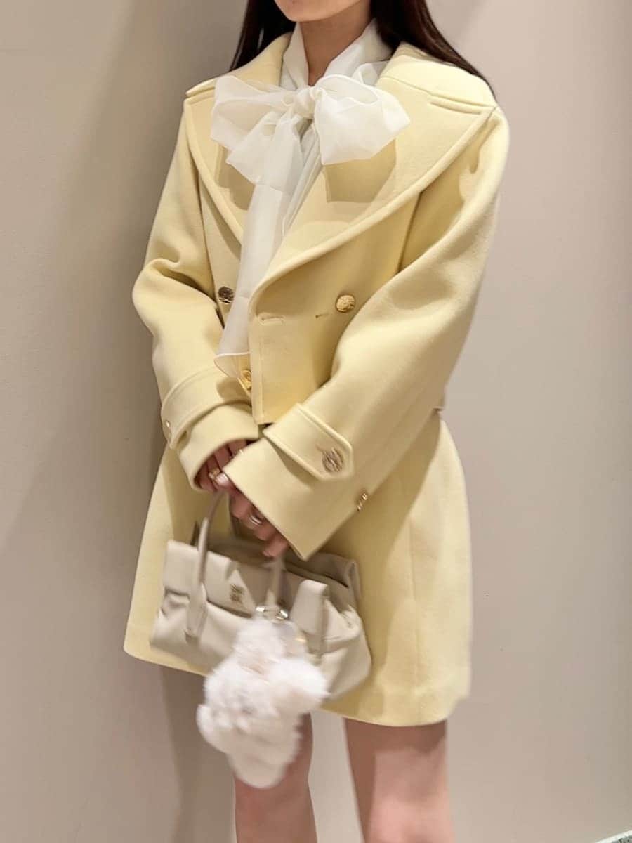 その他のニット/セーター、イエロー系のピーコート、イエロー系のスカートを着用したレディースの冬コーディネートの4枚目の写真