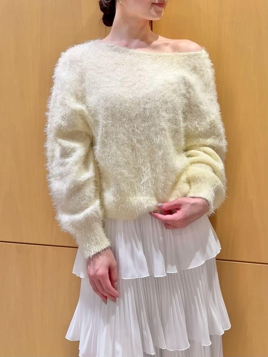 ホワイト系のショルダーバッグ、ホワイト系のブーツを着用したレディースの冬コーディネートの4枚目の写真