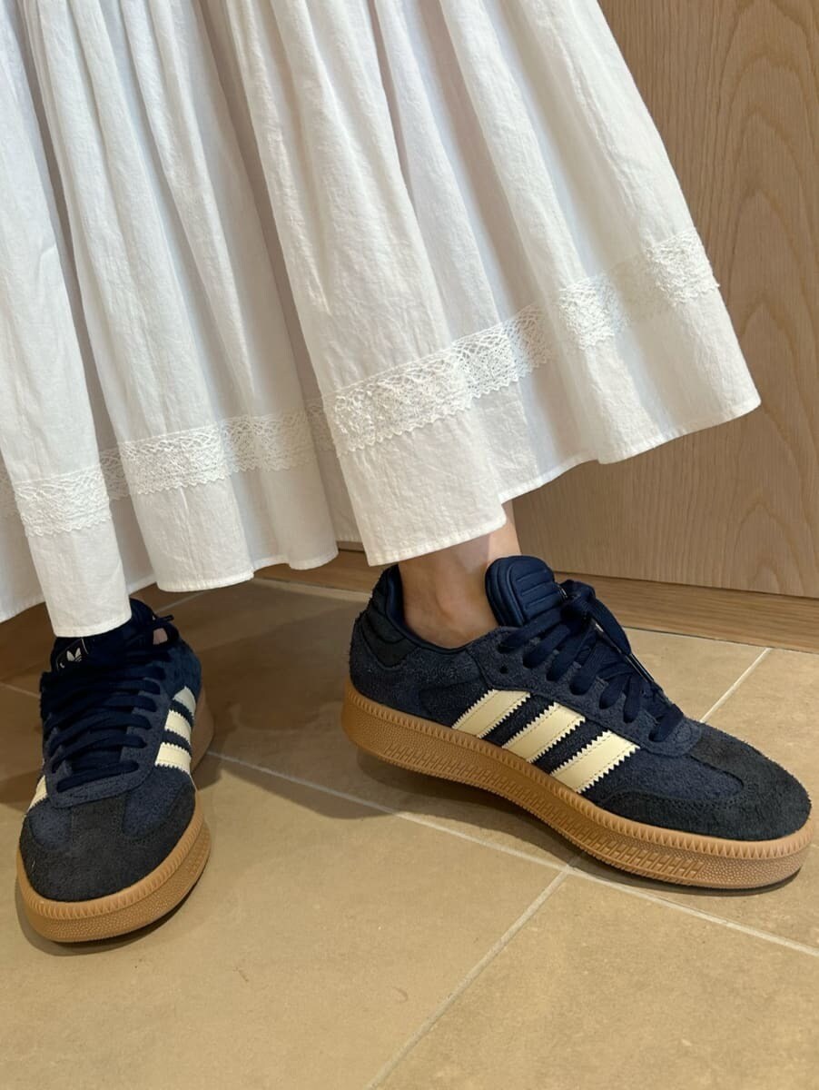 ホワイト系のシャツ/ブラウス、ホワイト系のスカート、ブラック系のショルダーバッグを着用したレディースの夏コーディネートの6枚目の写真