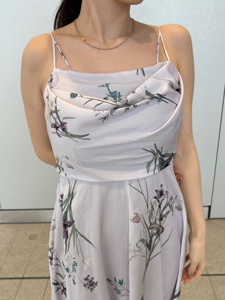 ホワイト系のトレンチコート、パープル系のワンピース、その他のパンプスを着用したレディースの冬コーディネートの4枚目の写真