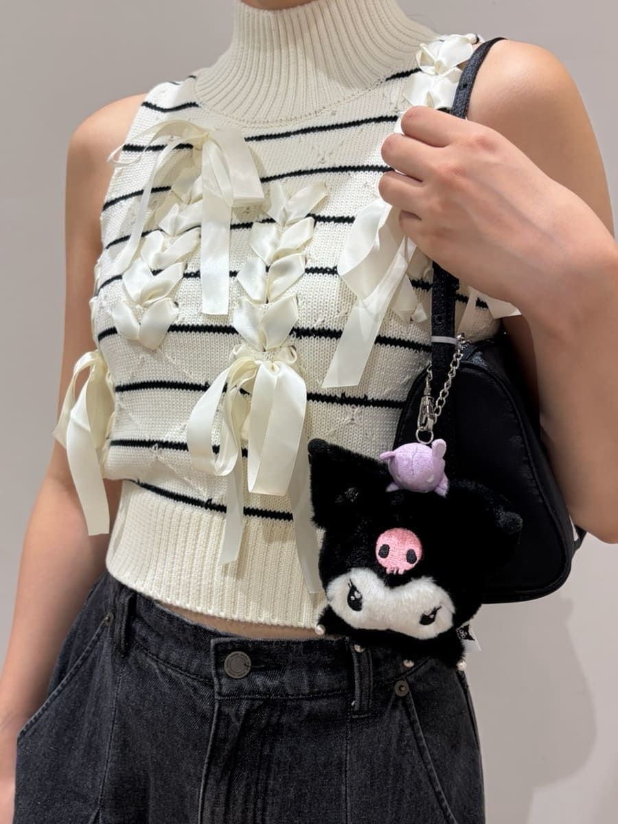 ブラック系のデニムパンツ、その他のニット/セーターを着用したレディースの夏コーディネートの3枚目の写真