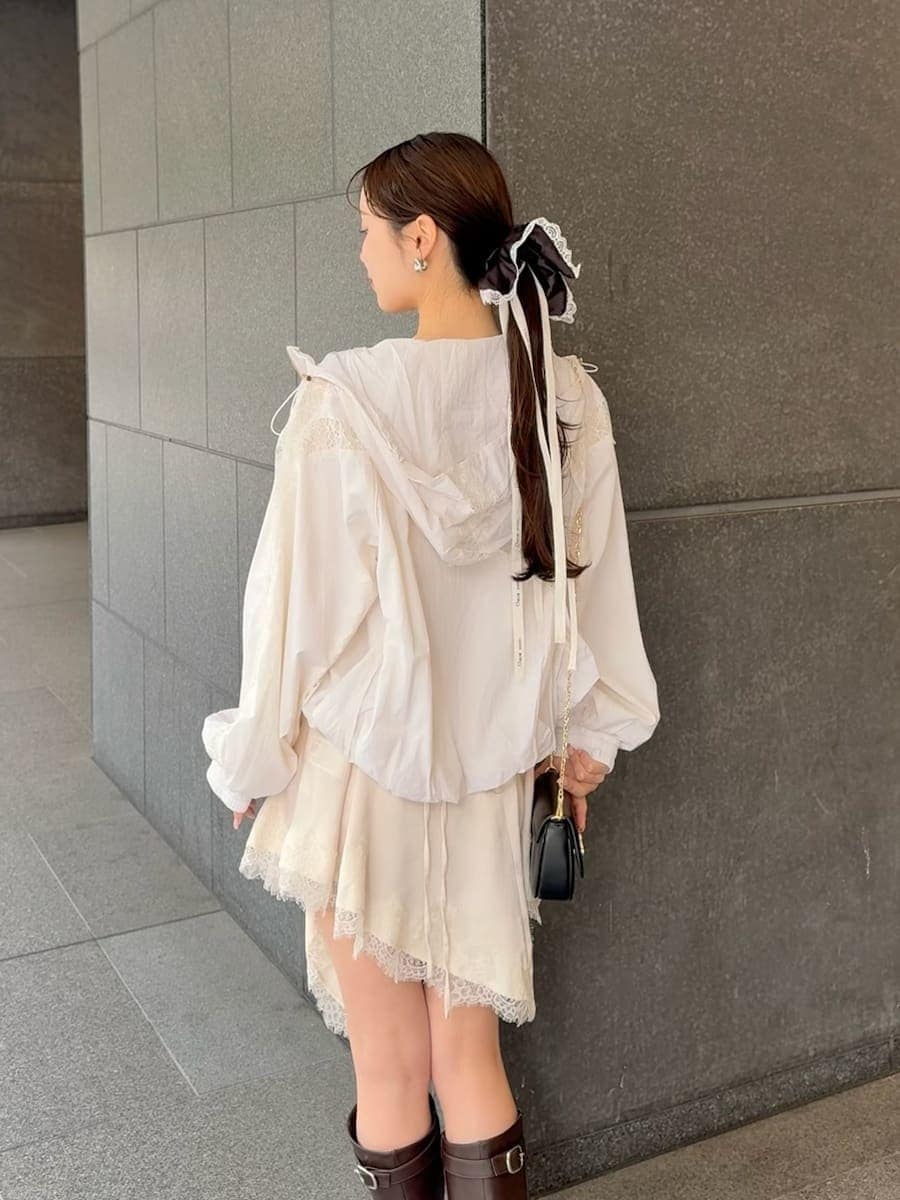 ホワイト系のキャミソール、ホワイト系のブルゾン、ブラック系のショルダーバッグを着用したレディースの春コーディネートの6枚目の写真