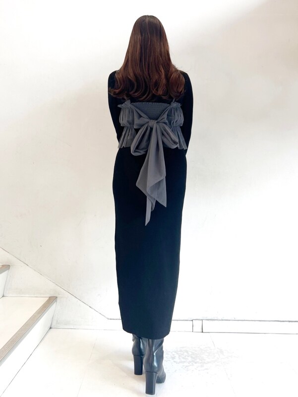 ブラック系のワンピース、ブラック系のブーツ、ベージュ系のショルダーバッグを着用したレディースの秋コーディネートの7枚目の写真