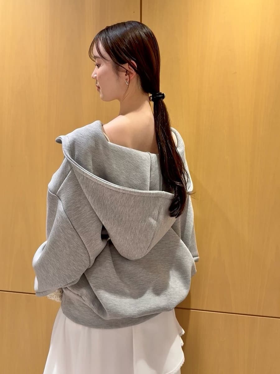 ホワイト系のショルダーバッグ、ホワイト系のスカート、グレー系のパーカーを着用したレディースの冬コーディネートの6枚目の写真