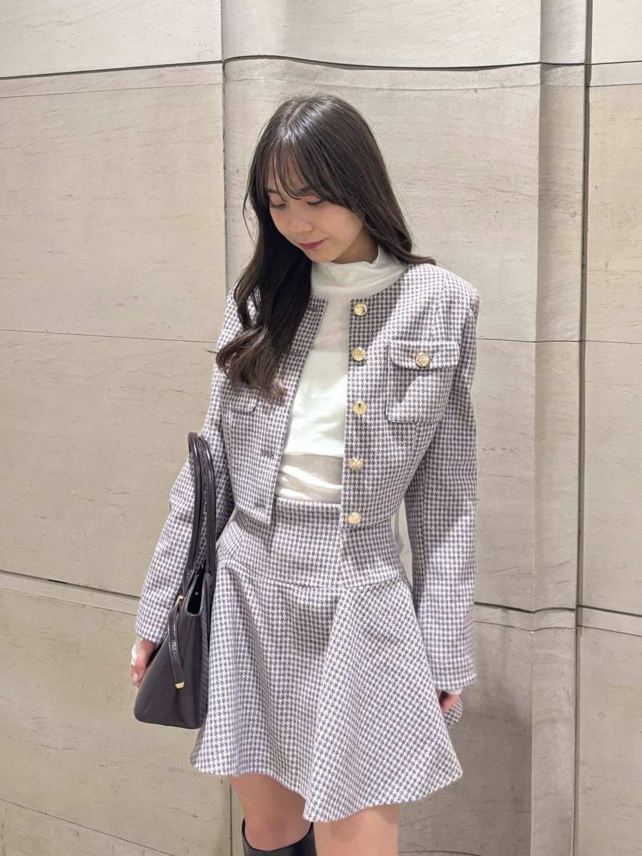 その他のノーカラージャケット、その他のその他パンツ、ホワイト系のTシャツ/カットソーを着用したレディースの秋コーディネートの3枚目の写真