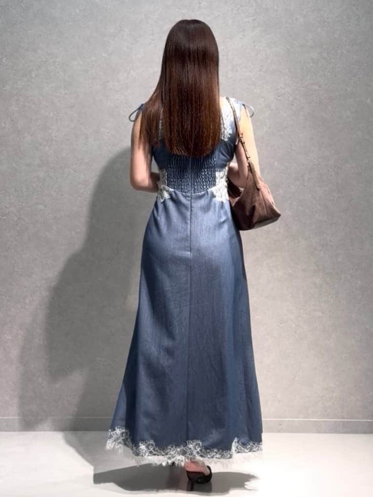 ブルー系のワンピース、ブラウン系のサンダル、ブラウン系のショルダーバッグを着用したレディースの夏コーディネートの5枚目の写真