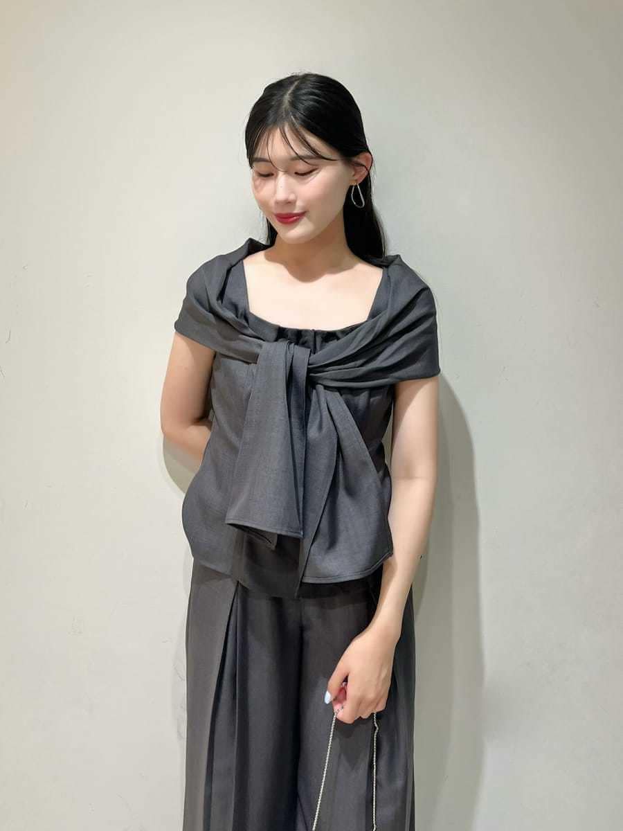 ブラック系のサンダル、グレー系のその他パンツ、グレー系のシャツ/ブラウスを着用したレディースの夏コーディネートの4枚目の写真