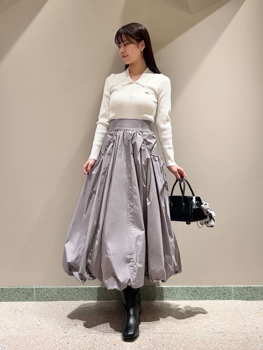 ホワイト系のニット/セーター、グレー系のスカート、ブラック系のボストンバッグを着用したレディースの秋コーディネートの2枚目の写真