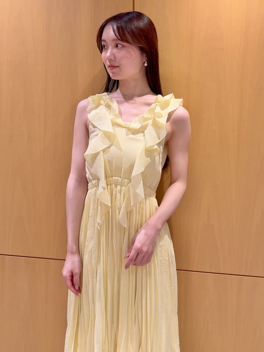 ブラウン系のかごバッグ、その他のサンダル、イエロー系のワンピースを着用したレディースの夏コーディネートの6枚目の写真