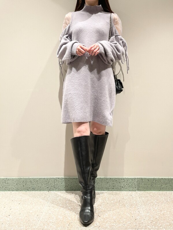 その他のその他アウター、パープル系のワンピース、ブラック系のショルダーバッグを着用したレディースの冬コーディネートの7枚目の写真