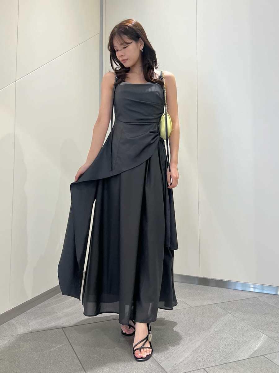 グレー系のワンピース、イエロー系のショルダーバッグを着用したレディースの春コーディネートの4枚目の写真