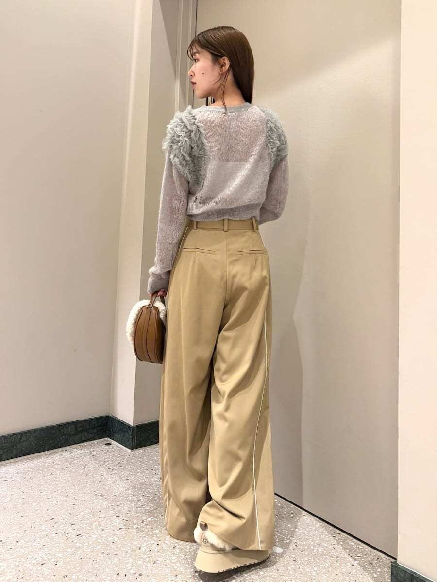 グレー系のカーディガン/ボレロ、ベージュ系のその他パンツ、イエロー系のハンドバッグを着用したレディースの秋コーディネートの4枚目の写真