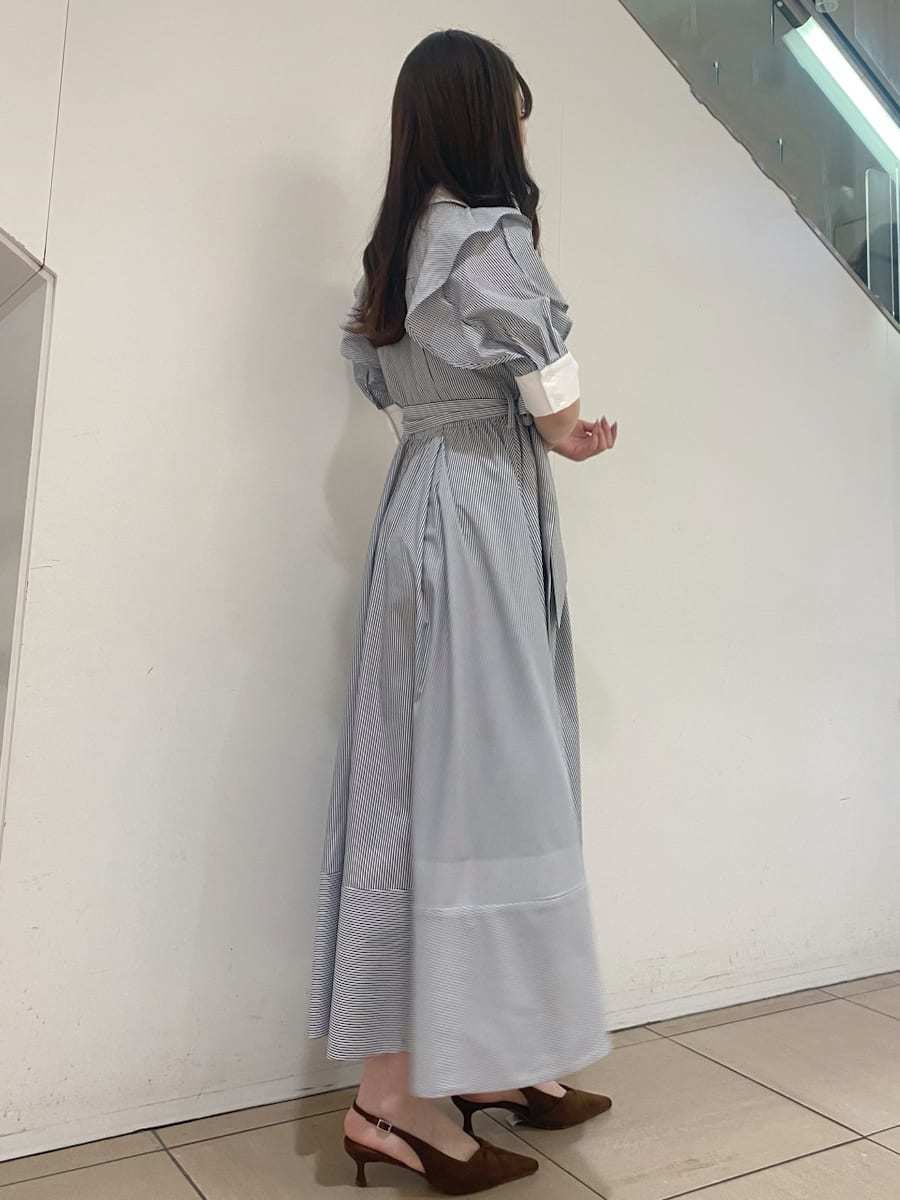 その他のワンピース、ブラウン系のパンプス、ホワイト系のショルダーバッグを着用したレディースの冬コーディネートの2枚目の写真