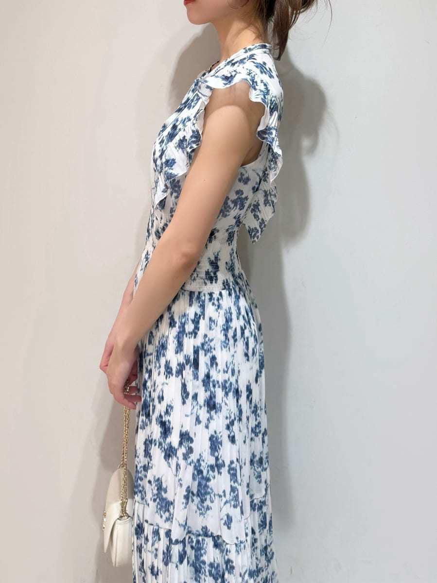 ブルー系のワンピース、ブルー系のテーラードジャケット、ブラック系のパンプスを着用したレディースの冬コーディネートの6枚目の写真