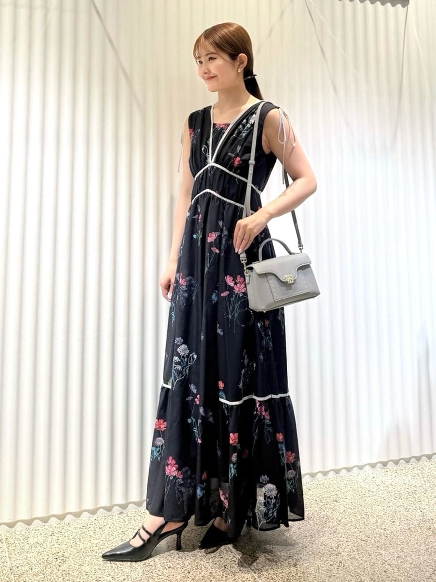 ブルー系のワンピース、ブルー系のショルダーバッグを着用したレディースの夏コーディネートの4枚目の写真