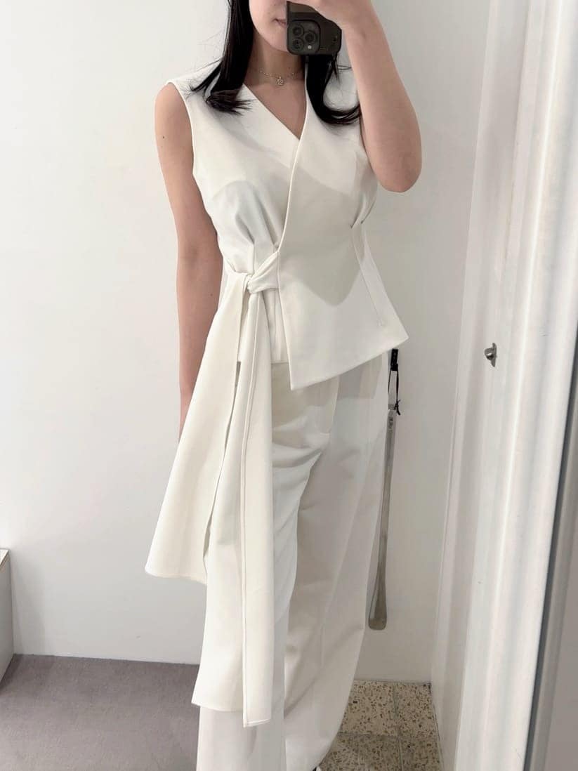 ホワイト系のテーラードジャケット、ホワイト系のスラックス、その他のパンプスを着用したレディースの冬コーディネートの9枚目の写真