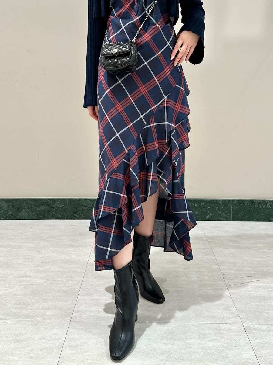 ブルー系のワンピース、ブルー系のカーディガン/ボレロ、ブラック系のブーツを着用したレディースの夏コーディネートの5枚目の写真