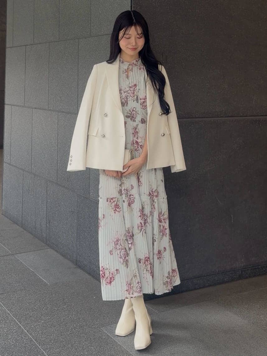 ホワイト系のテーラードジャケット、グリーン系のワンピース、ホワイト系のショルダーバッグを着用したレディースの春コーディネートの5枚目の写真