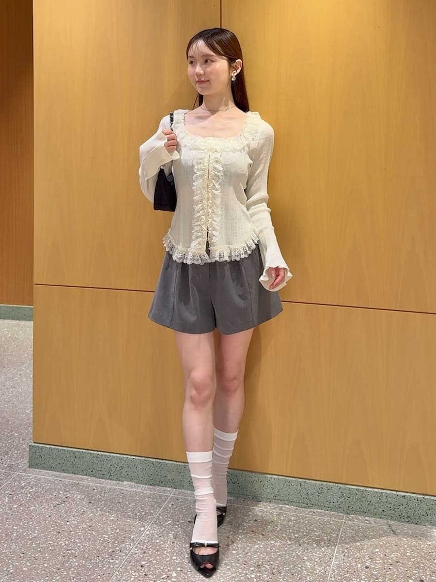 ブラック系のショルダーバッグ、グレー系のその他パンツ、ホワイト系のニット/セーターを着用したレディースの夏コーディネートの2枚目の写真