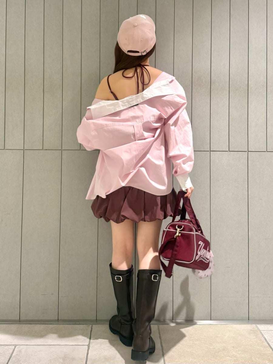 その他のワンピース、ピンク系のシャツ/ブラウス、グレー系のキーケース/キーアクセサリーを着用したレディースの冬コーディネートの6枚目の写真