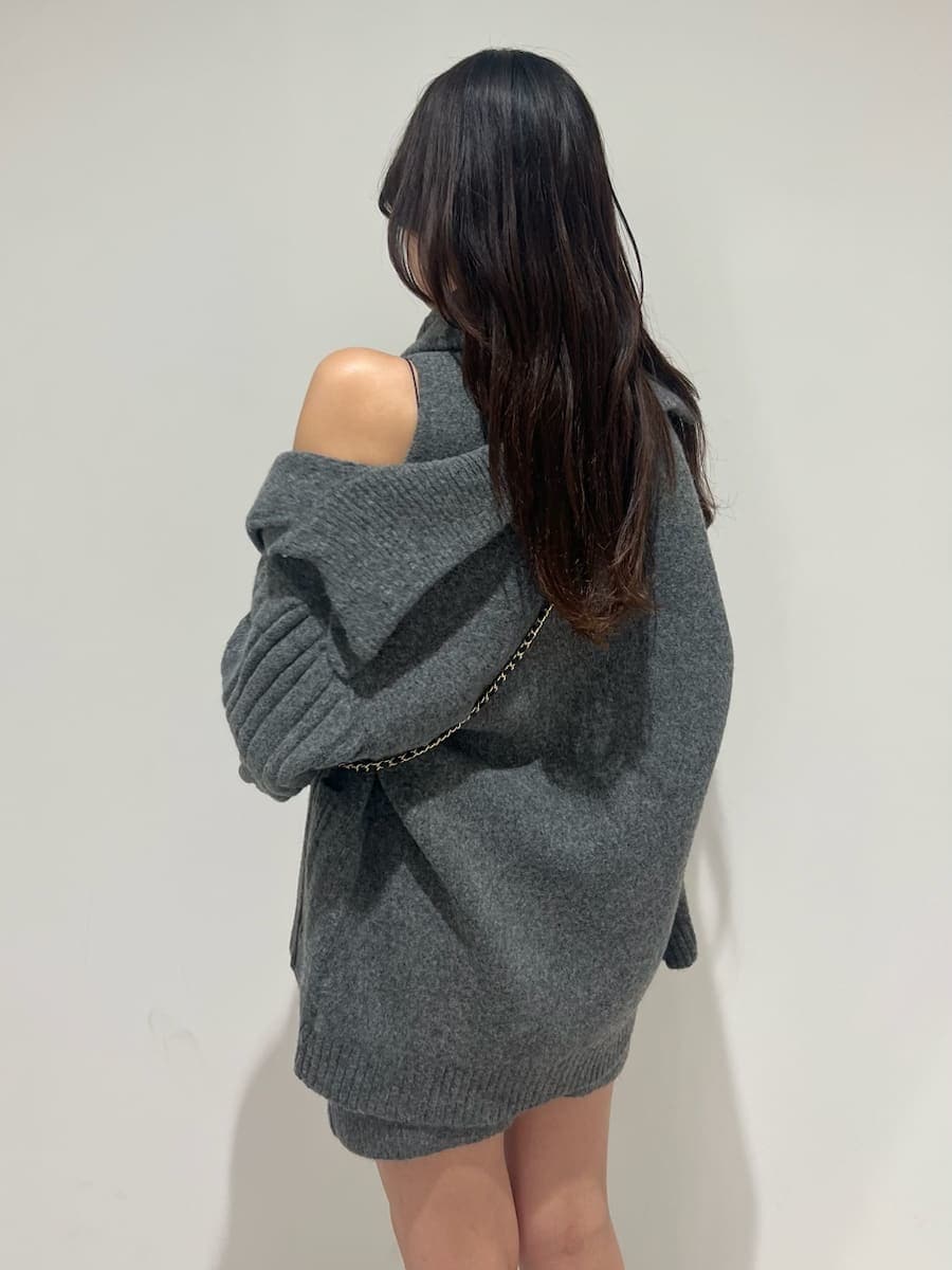 グレー系のワンピース、グレー系のカーディガン/ボレロ、ブラック系のショルダーバッグを着用したレディースの秋コーディネートの5枚目の写真