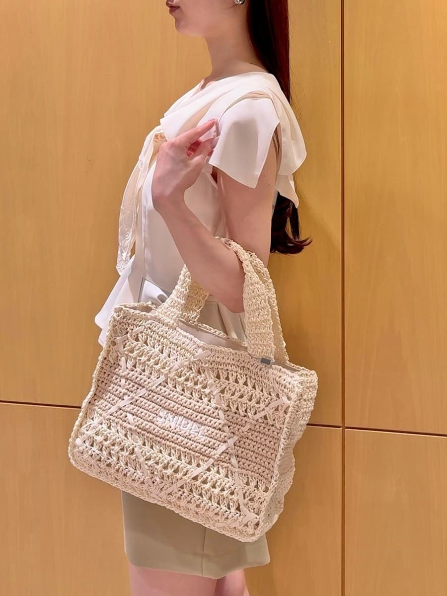 ブラウン系のサンダル、ベージュ系のその他パンツ、ホワイト系のシャツ/ブラウスを着用したレディースの春コーディネートの7枚目の写真