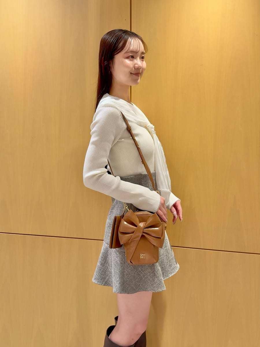 その他のその他パンツ、ホワイト系のニット/セーター、イエロー系のショルダーバッグを着用したレディースの冬コーディネートの6枚目の写真