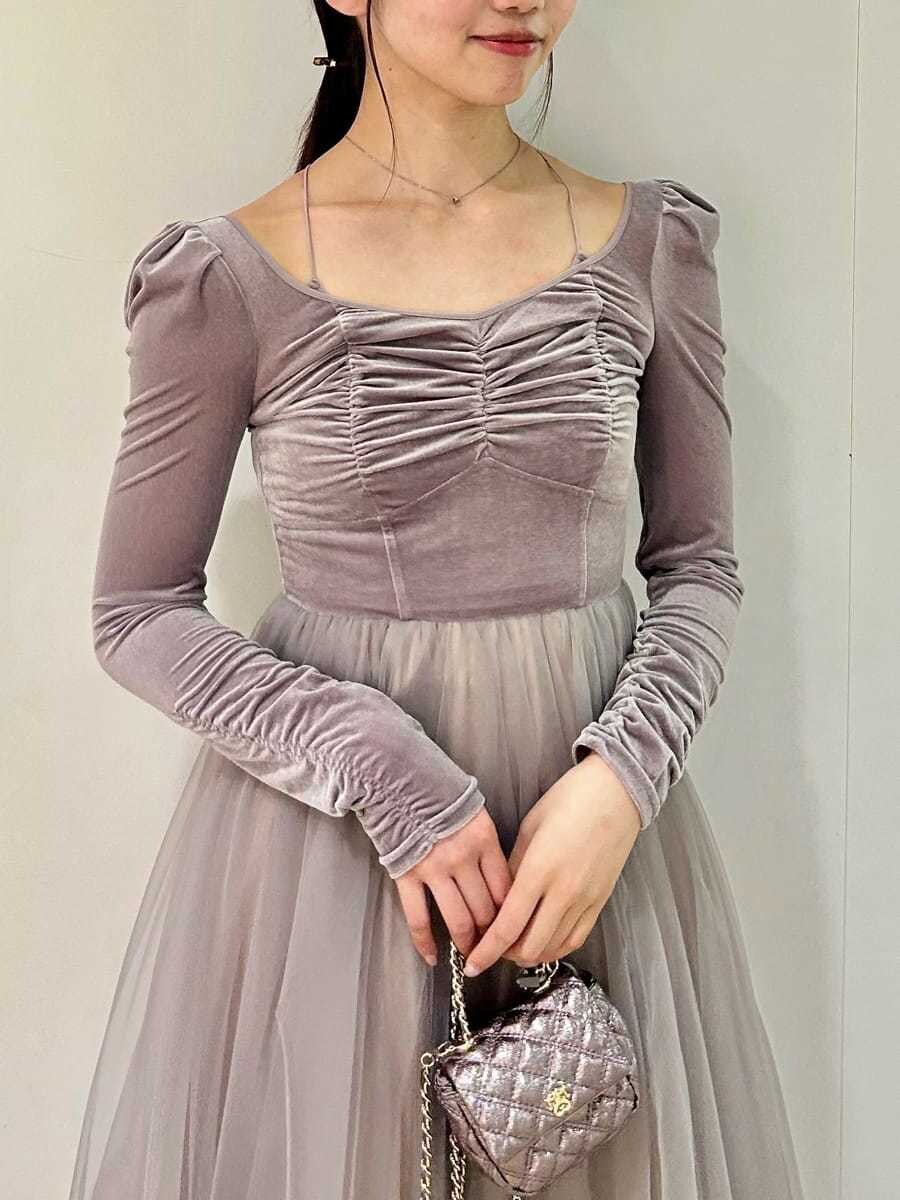 パープル系のワンピース、ブラック系のブルゾン、ブラック系のブーツを着用したレディースの夏コーディネートの6枚目の写真