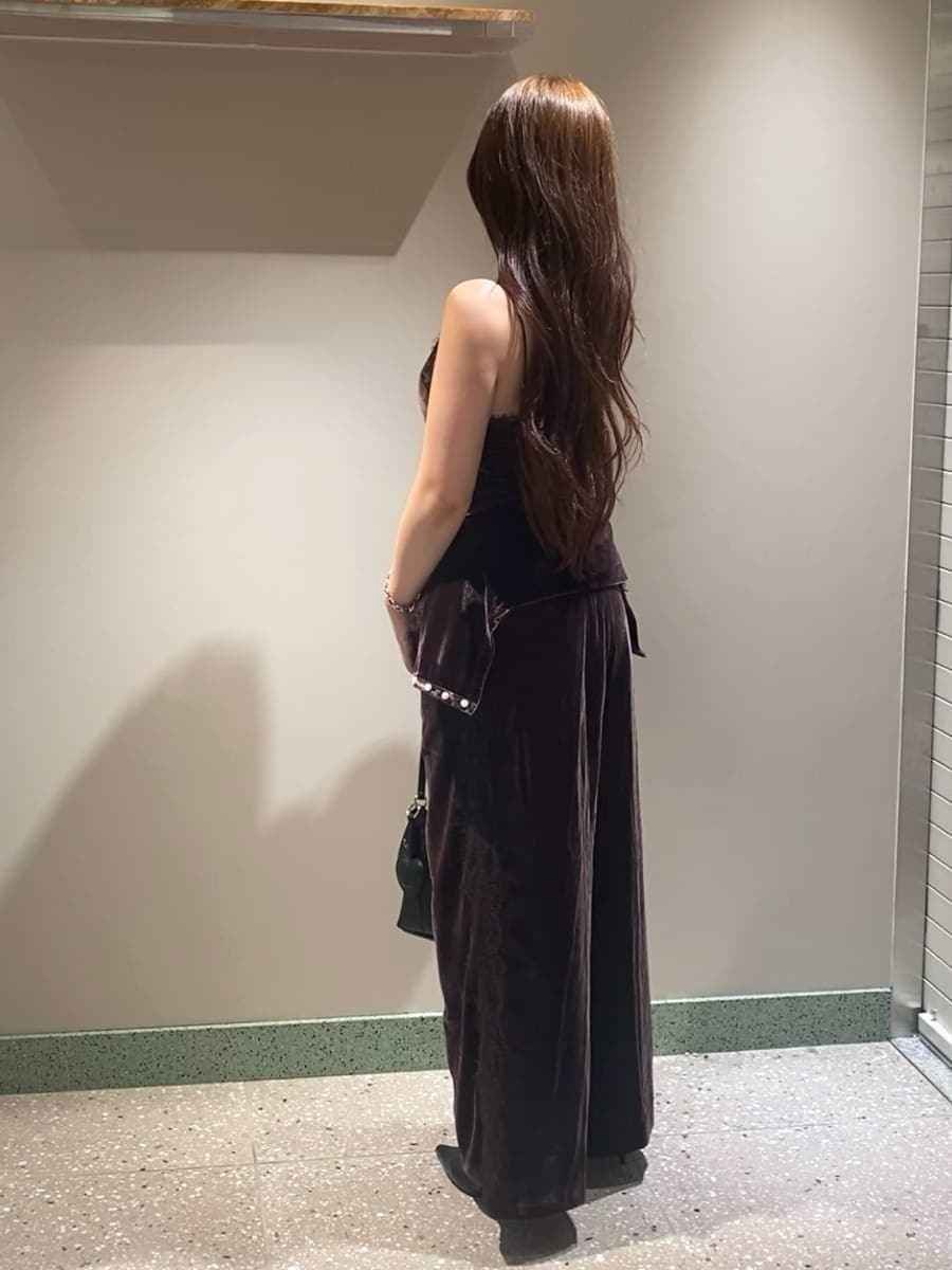 ブラウン系のその他パンツ、ブラウン系のキャミソール、ブラウン系のカーディガン/ボレロを着用したレディースの秋コーディネートの5枚目の写真