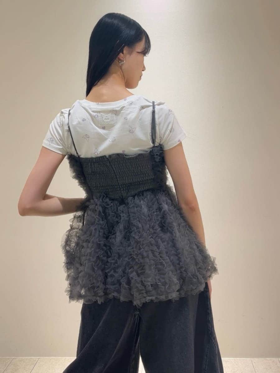 ブラック系のショルダーバッグ、ブラック系のデニムパンツ、グレー系のシャツ/ブラウスを着用したレディースの夏コーディネートの7枚目の写真