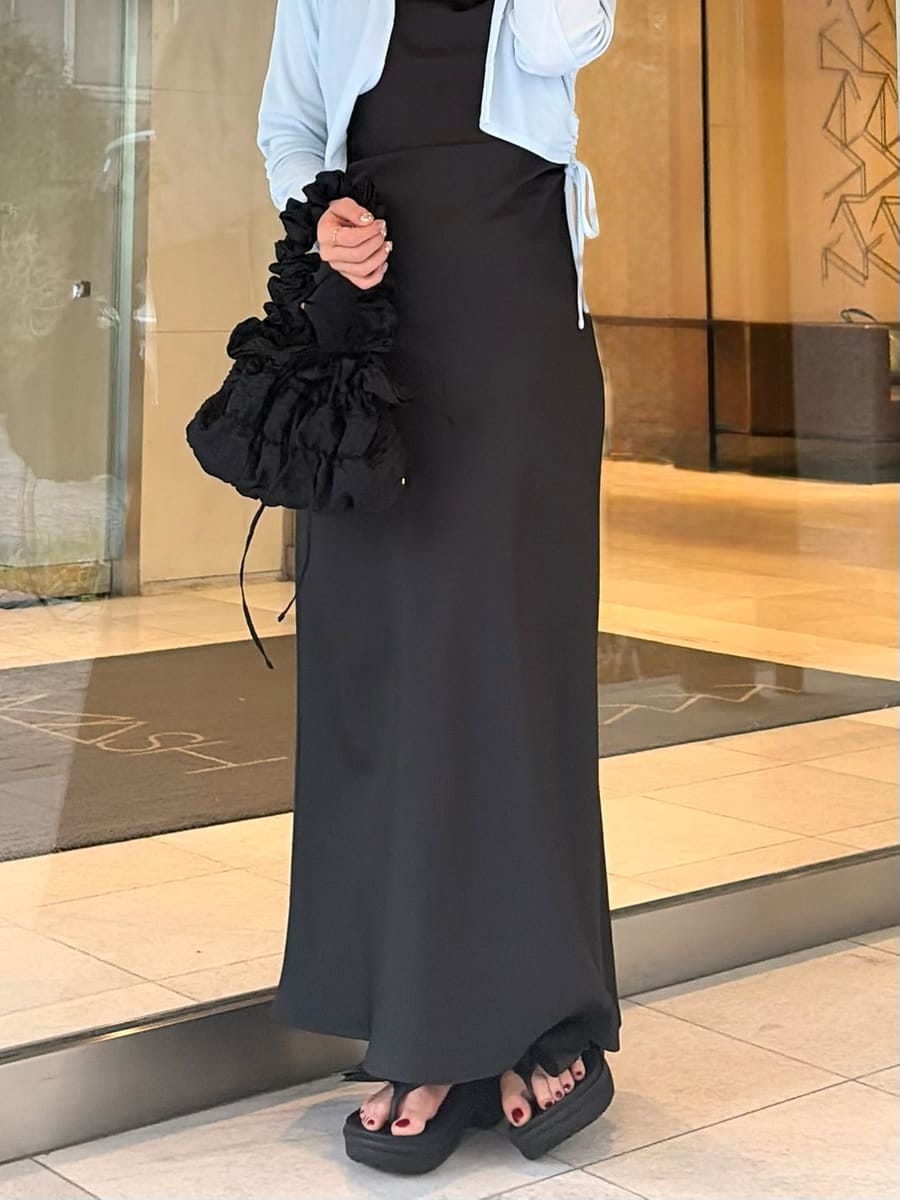 ブラック系のワンピース、ブルー系のカーディガン/ボレロ、ホワイト系のキャップを着用したレディースの春コーディネートの8枚目の写真