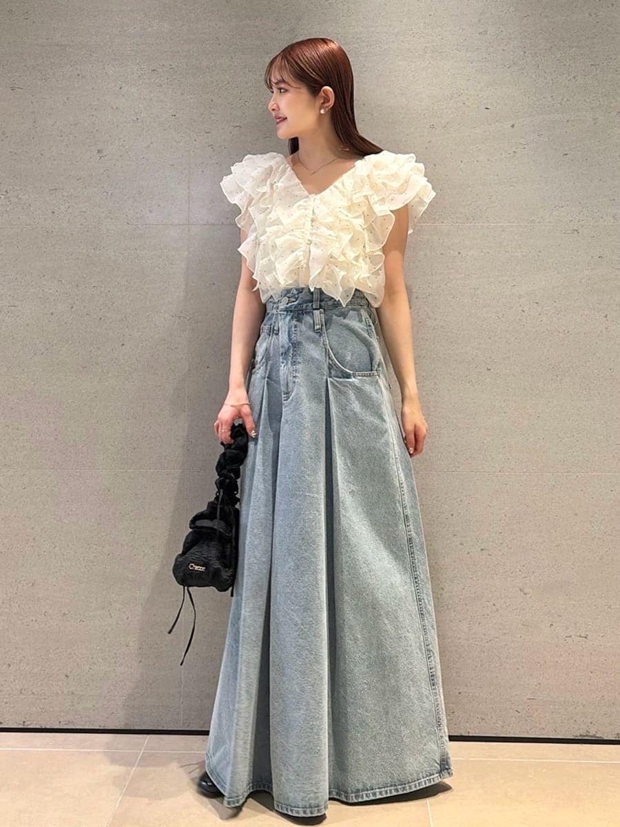 その他のシャツ/ブラウス、ブラック系のパンプスを着用したレディースの春コーディネートの6枚目の写真