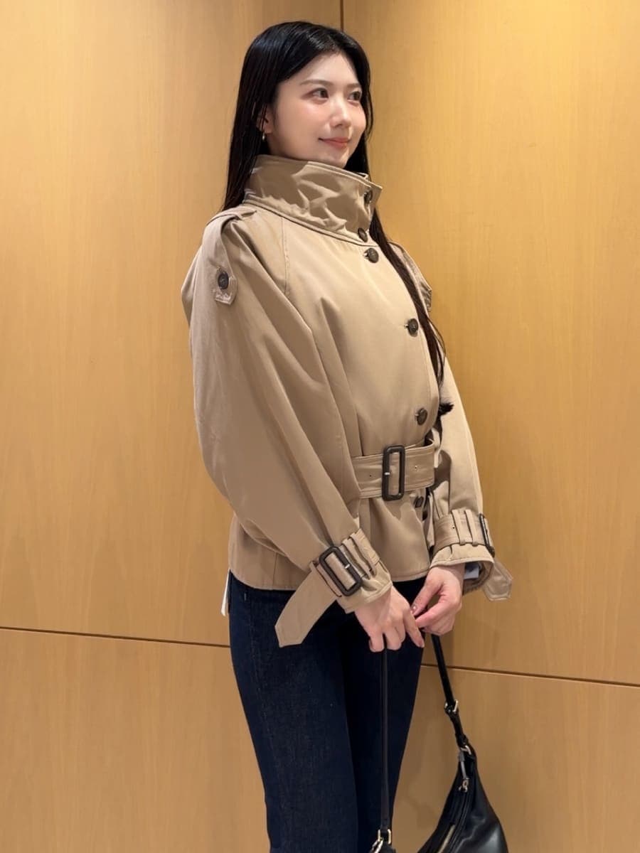ブルー系のデニムパンツ、ベージュ系のブルゾン、グレー系のカーディガン/ボレロを着用したレディースの秋コーディネートの3枚目の写真