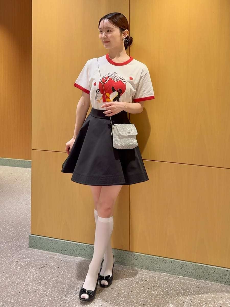 ブラック系のその他パンツを着用したレディースの夏コーディネートの3枚目の写真
