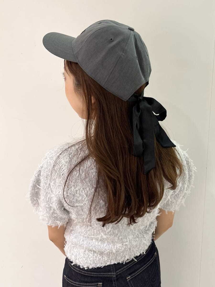 グレー系のニット/セーター、ブルー系のデニムパンツ、その他のパンプスを着用したレディースの夏コーディネートの7枚目の写真