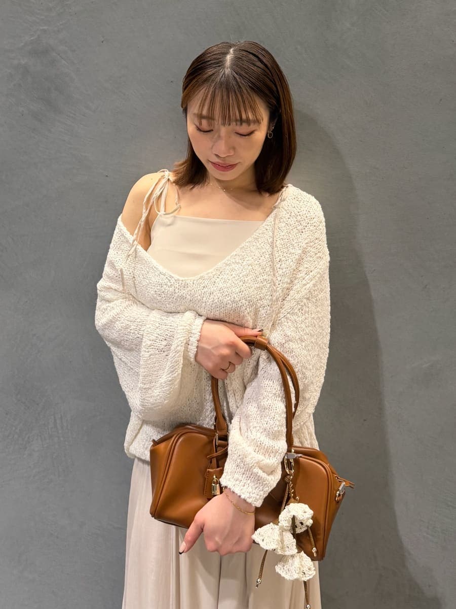 ホワイト系のワンピース、イエロー系のボストンバッグを着用したレディースの冬コーディネートの5枚目の写真