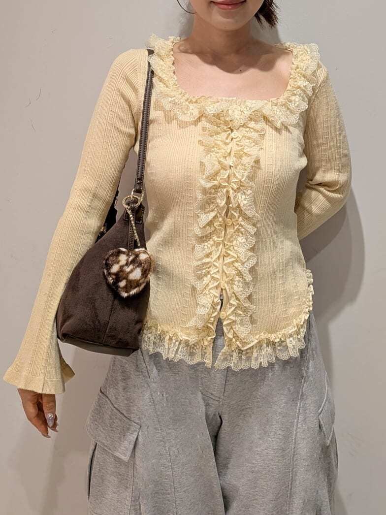 グレー系のその他パンツ、イエロー系のニット/セーター、ブラック系のサンダルを着用したレディースの夏コーディネートの3枚目の写真