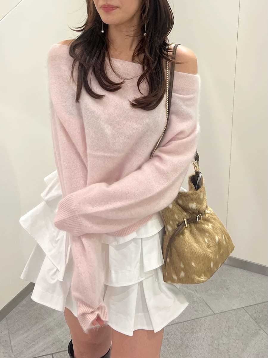ホワイト系のその他パンツ、ピンク系のニット/セーター、ブラウン系のブーツを着用したレディースの秋コーディネートの5枚目の写真